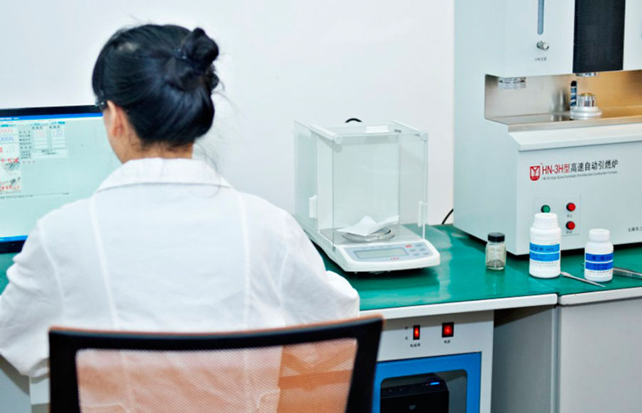 High-precision CNC machine tool
